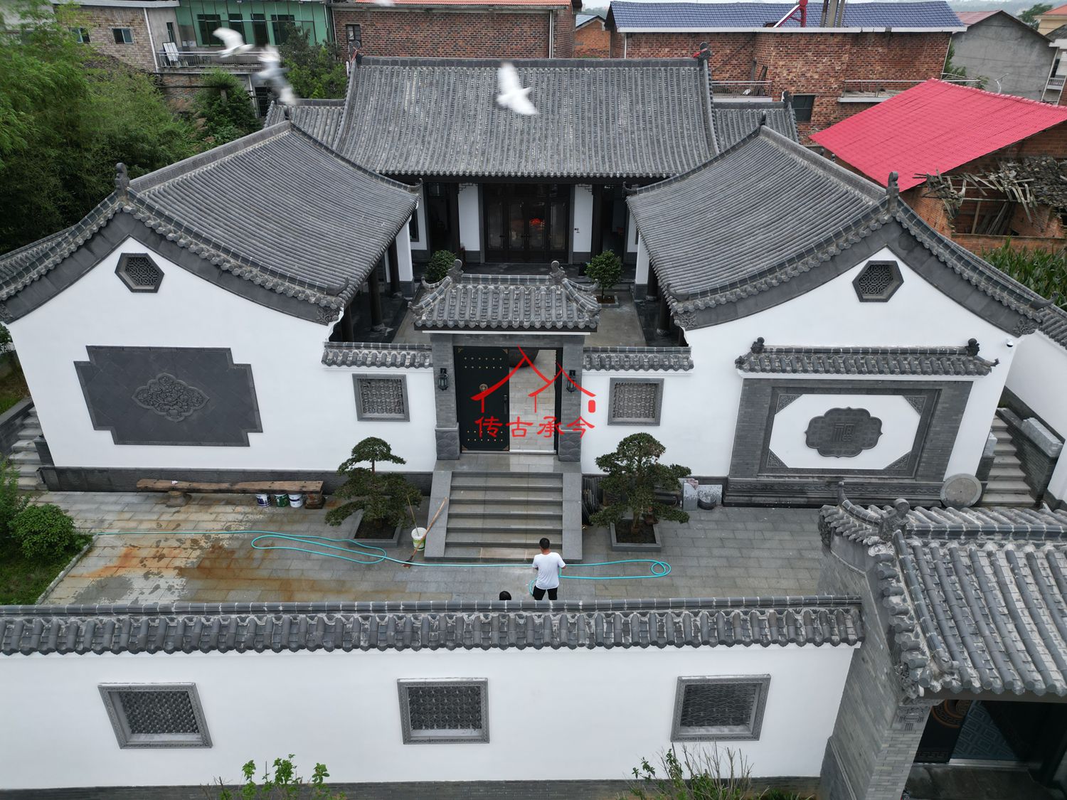 墻體嵌入中式紋樣浮雕