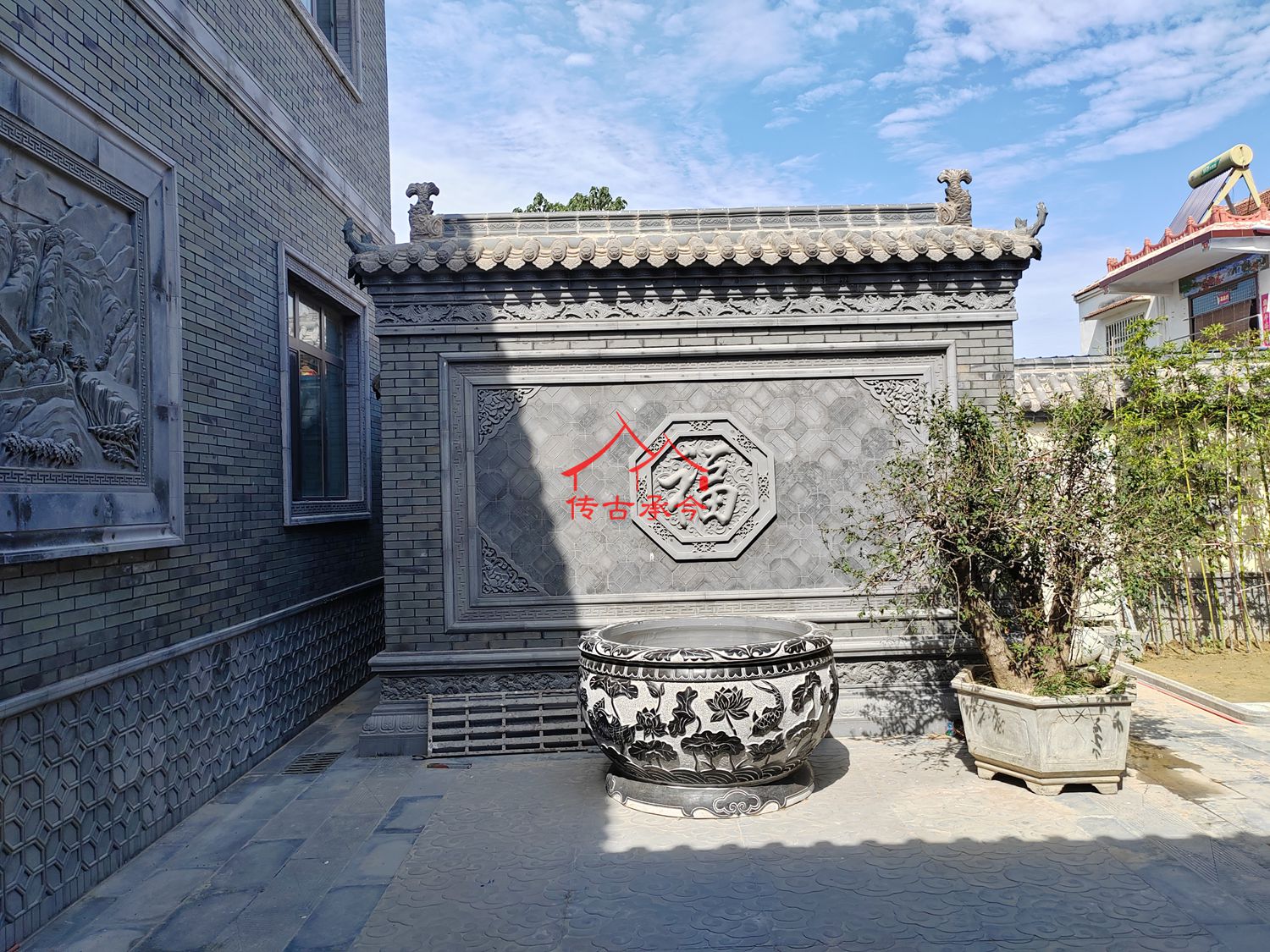 青磚宅院石雕影壁墻設計統(tǒng)中式影壁墻裝修效果宅院影壁墻配門海布局