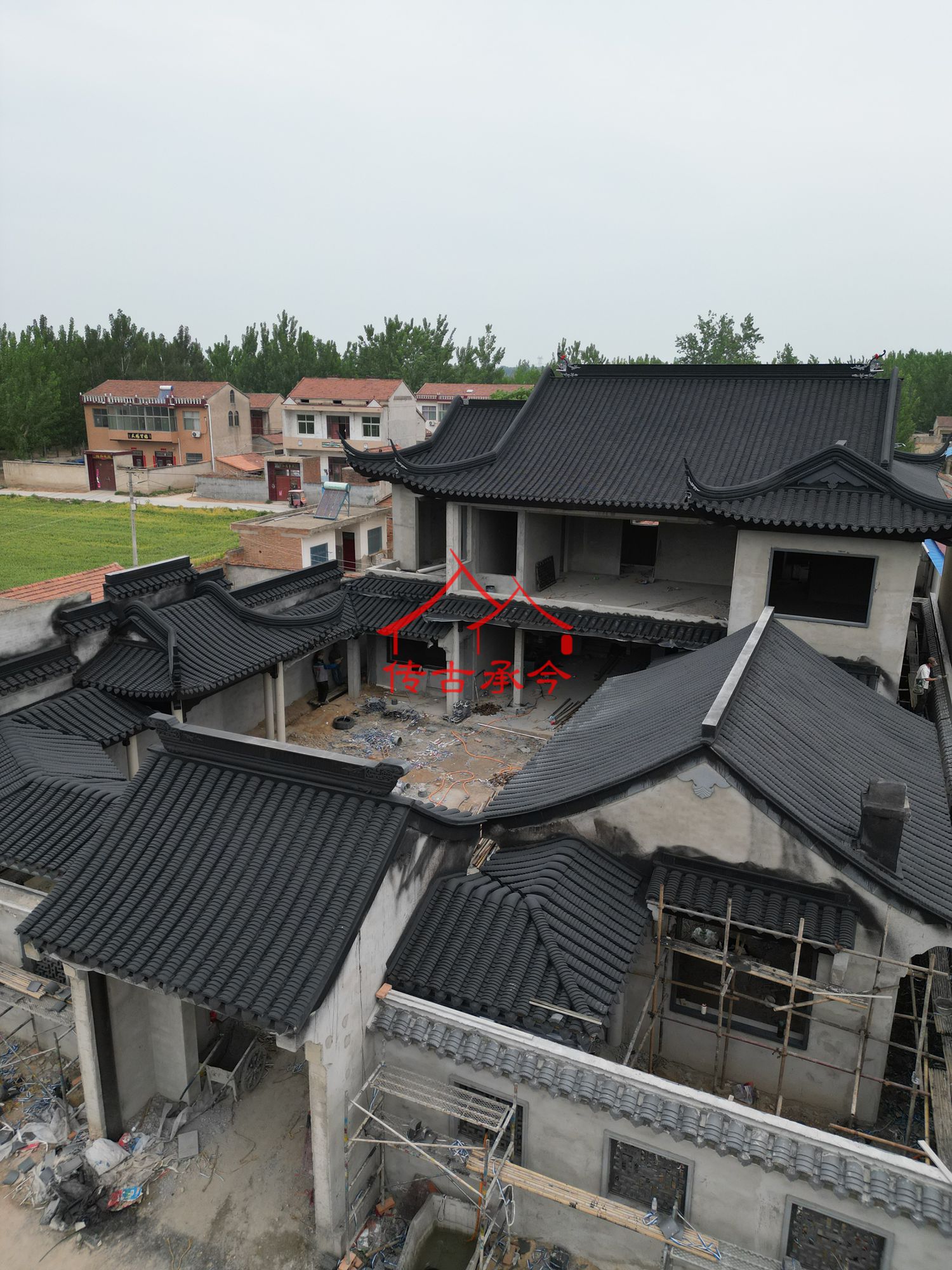 整體航拍蘇派合院屋面瓦油漆中的額航拍