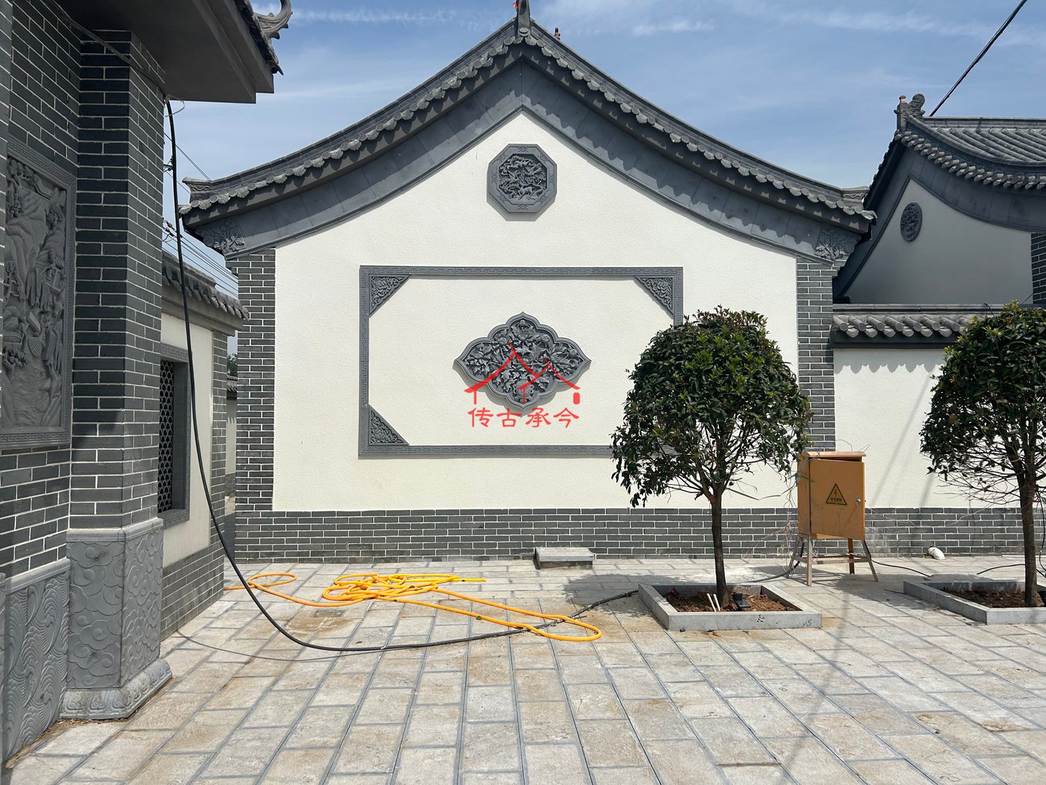 白墻青磚中式影壁、合院如意紋磚雕照壁