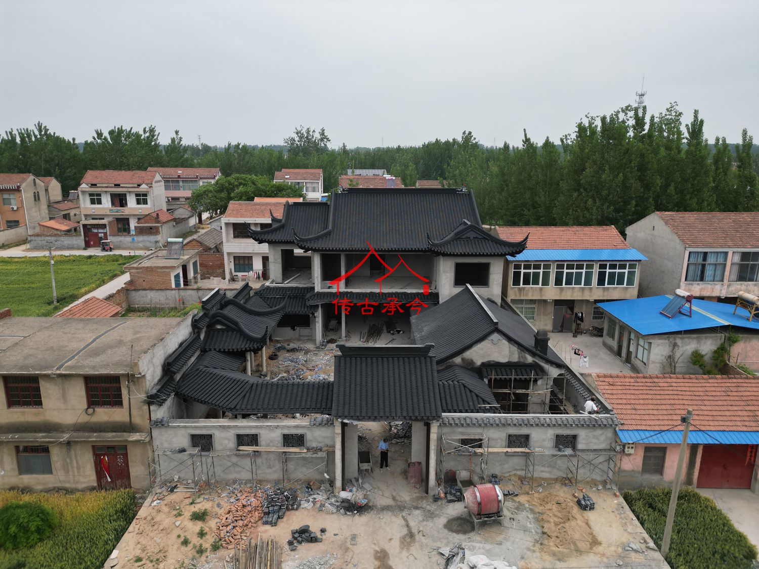 居中設(shè)置庭院，利用 20m 面寬形成開(kāi)闊的采光與活動(dòng)空間；