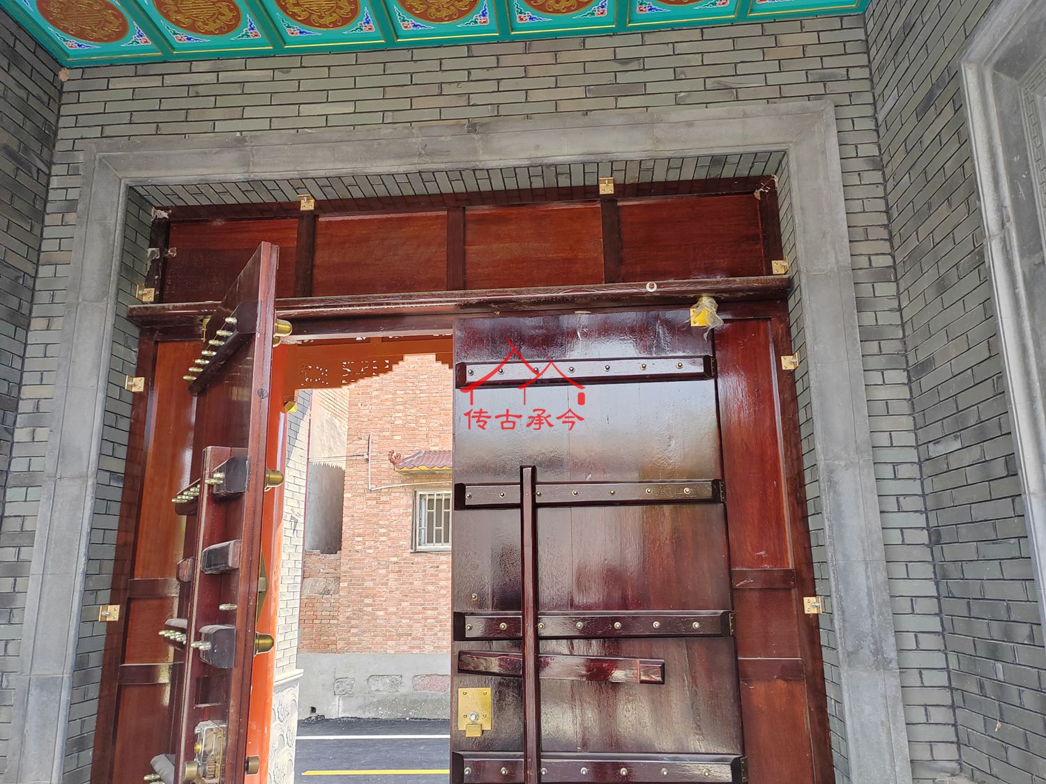 傳統(tǒng)實木宅院大門裝修青磚宅院實木對開大門古式銅件實木大門實景農(nóng)村自建房傳統(tǒng)大門設計