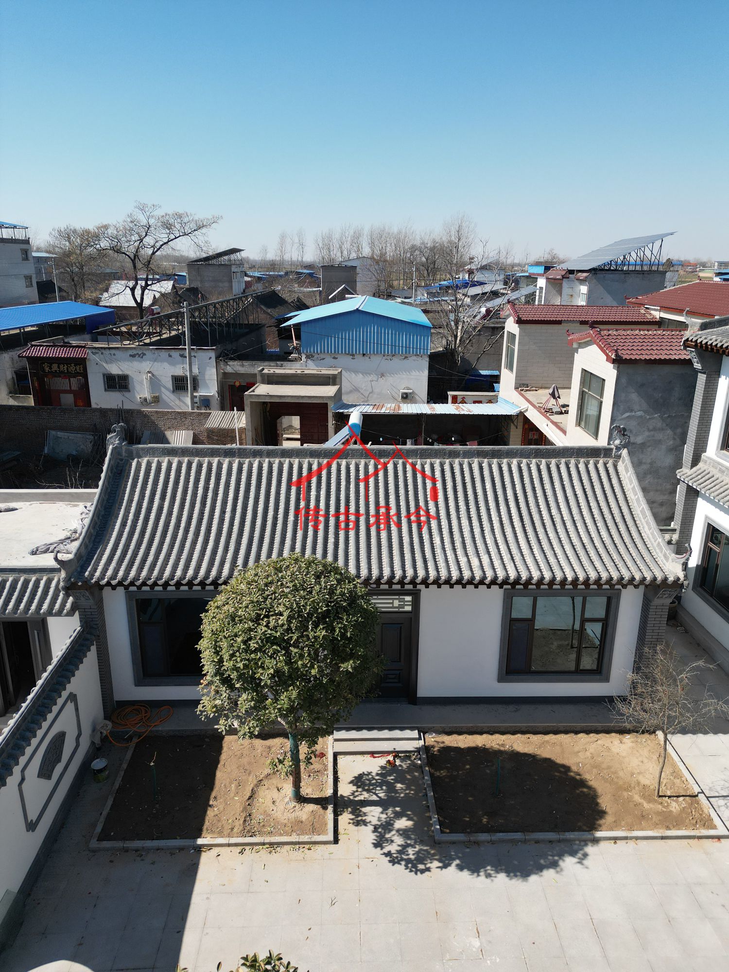 單層合院完工實(shí)拍農(nóng)村宅院?jiǎn)螌又惺浇ㄖ?shí)景