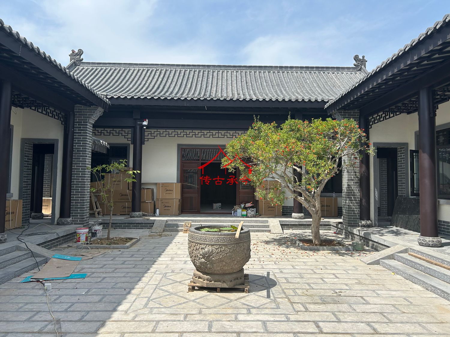 中式合院正房 灰瓦黑柱、傳統(tǒng)民居 白墻青磚門頭